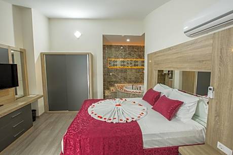 Suite with Hot Tub