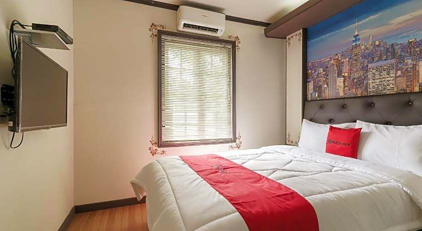 RedDoorz Plus @ Pondok Labu