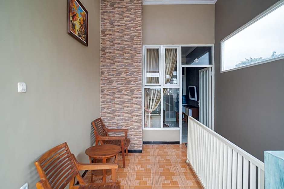 RedDoorz At Villa Akbar 3