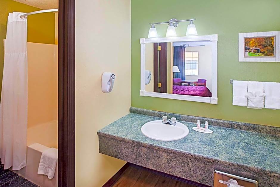 Days Inn & Suites by Wyndham Terre Haute