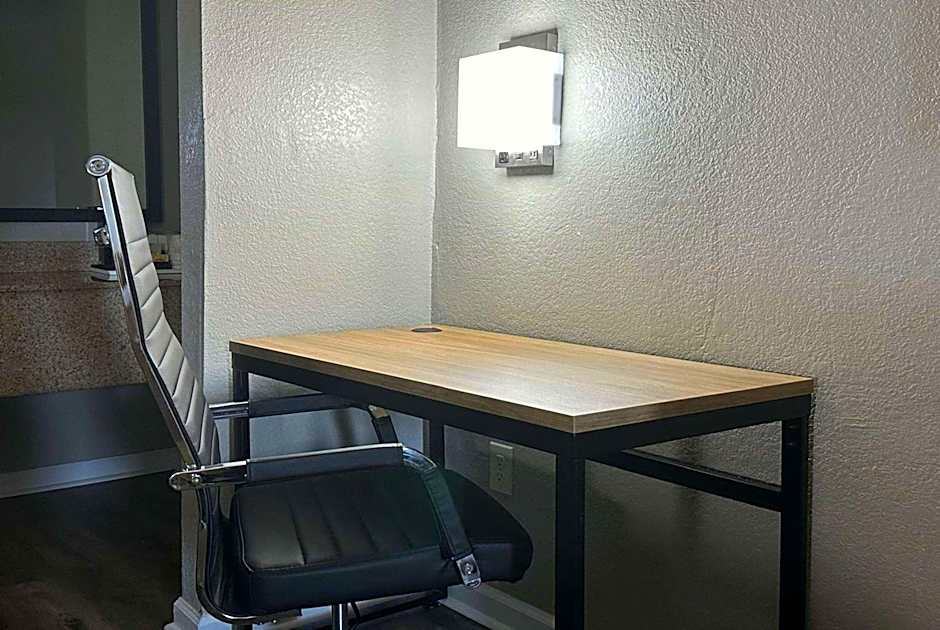 Super 8 by Wyndham Monroe