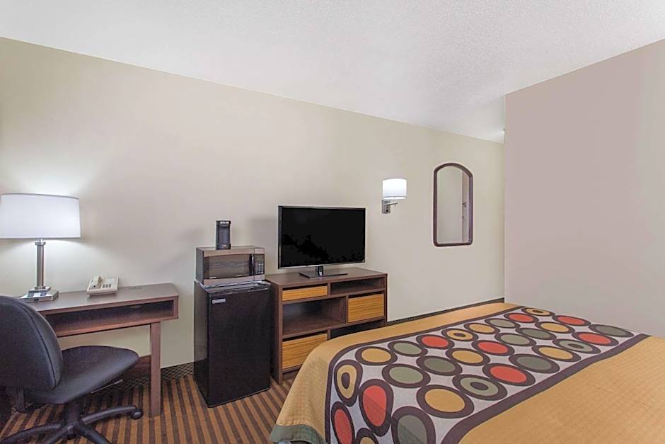 Super 8 by Wyndham Eau Claire I-94