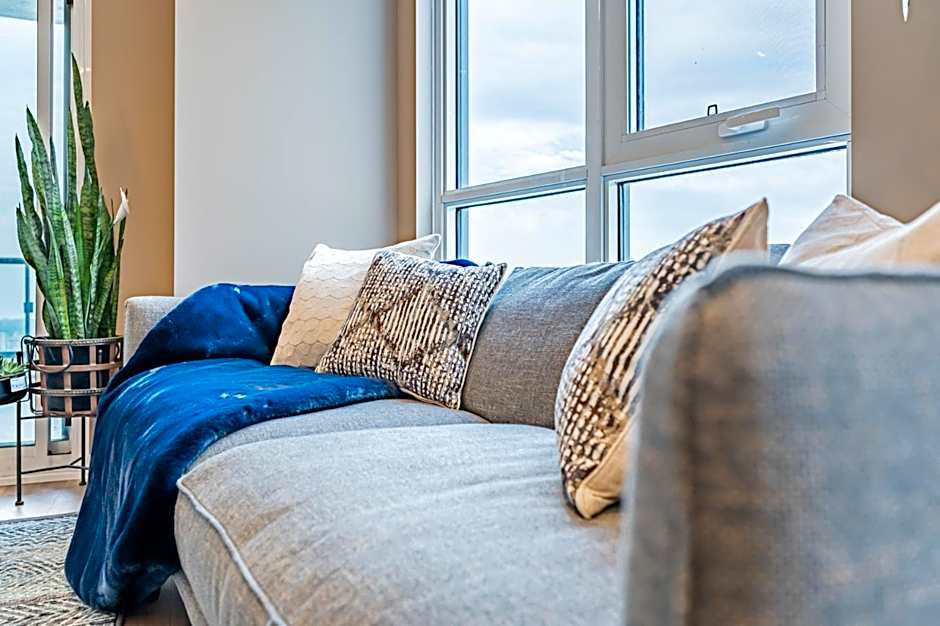 Amazing 3 Bed 4 Bath Penthouse with Roof Top Terrace close to Airport