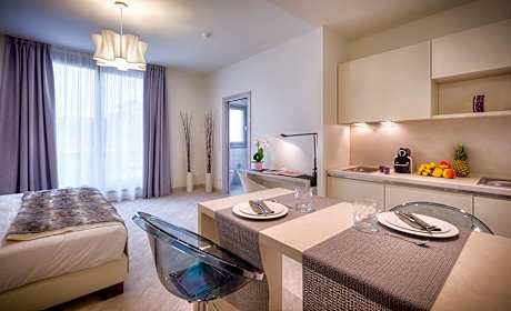 Superior Studio with kitchen & Pool Access