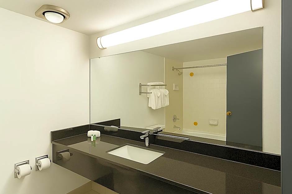 Oyster Bay Inn & Suites