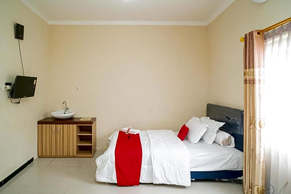 RedDoorz At Villa Akbar 3