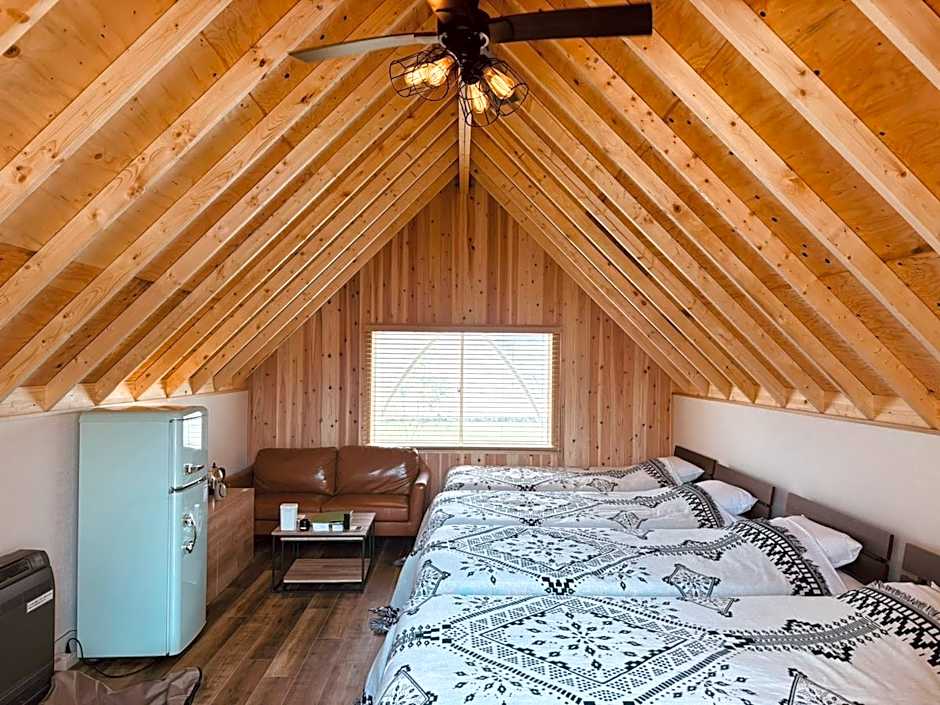 Opera 1 Queen Bed and 1 Twin Bed Tent, Pet-Friendly — 5 fotoğraftan 1. fotoğraf