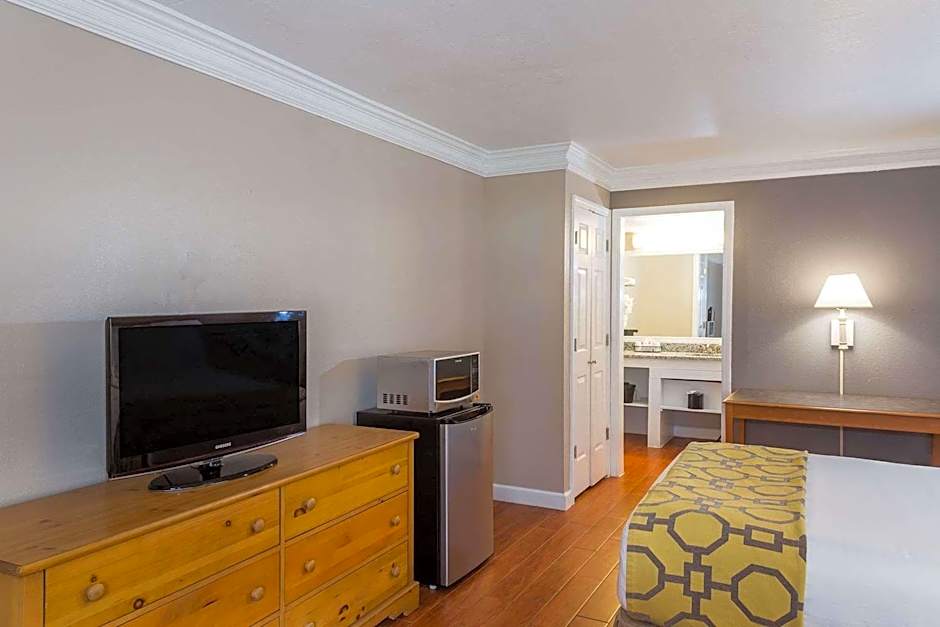 Casa Bella Inn & Suites