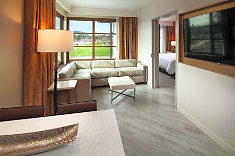 Club Lounge Access, 1 Bedroom Suite, 1 King, Sofa Bed, Corner Room