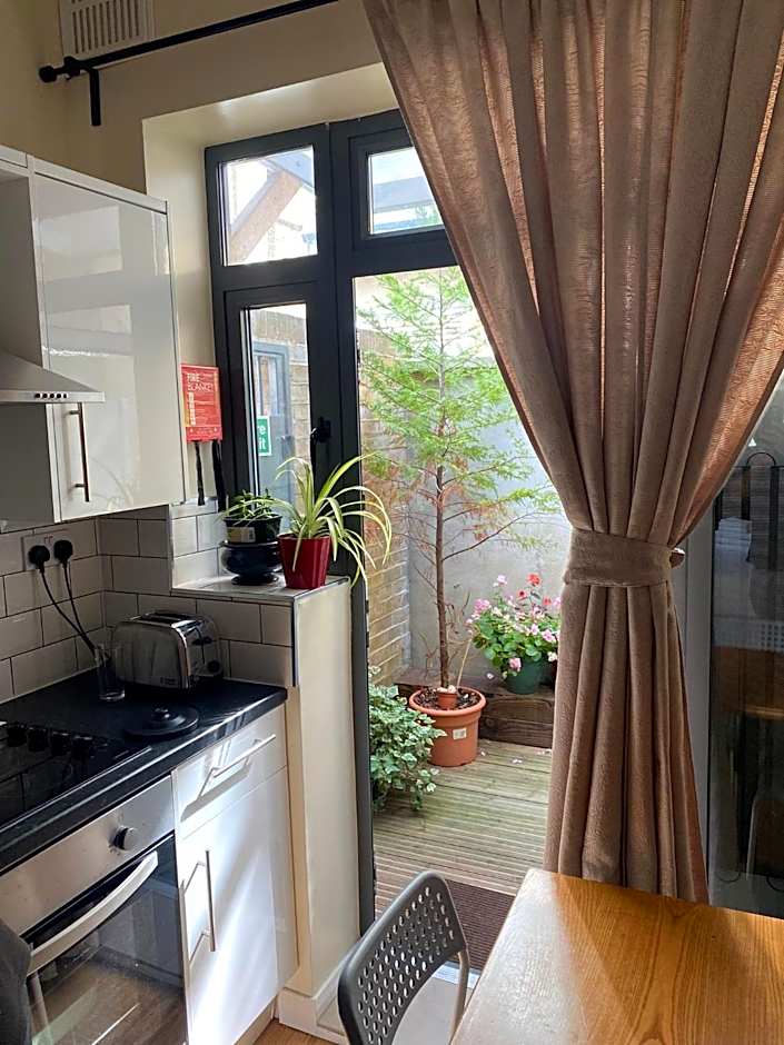 Lyall Apartment Hotel