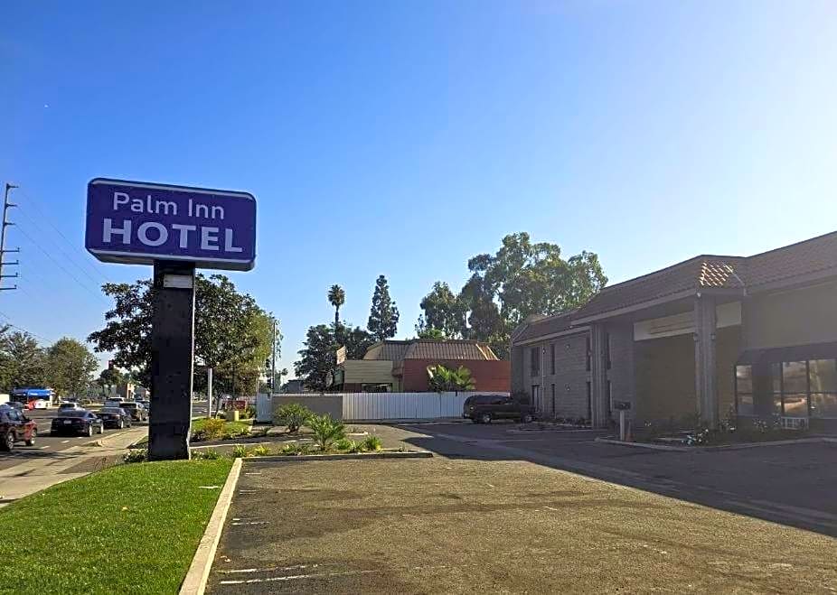 Palm Inn Hotel near Tyler Mall Riverside