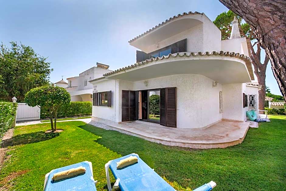 Residential cul-de-sac walking distance to centre, private pool, free AC wifi