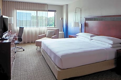 King Room with Adapted Tub - Mobility and Hearing Accessible
