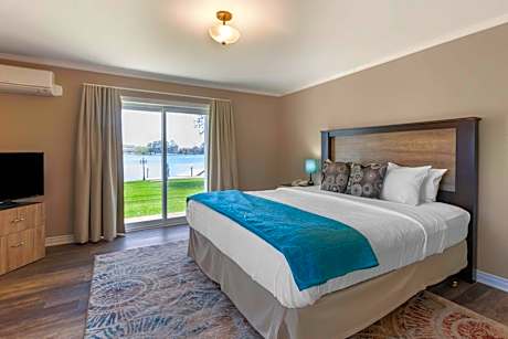 King Room with Balcony - Lake Front