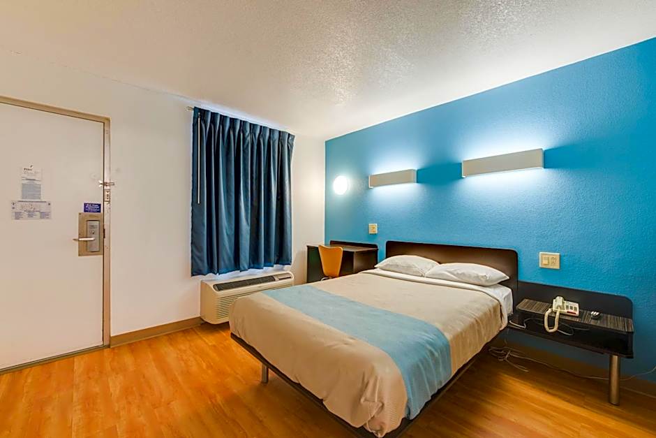 Motel 6 Kingston