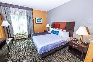 Accessible - Suite King Bed, Mobility Accessible, Roll In Shower, Wi-Fi, Non-Smoking, Full Breakfast