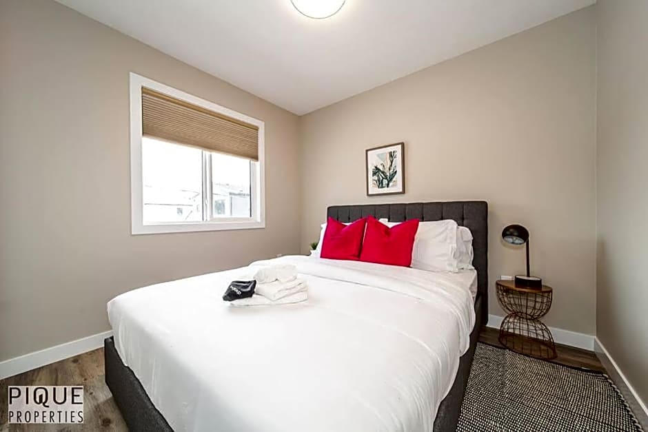 NEW, Euro-Style Suite, Whyte Avenue, AC, Netflix, Sleeps 6!