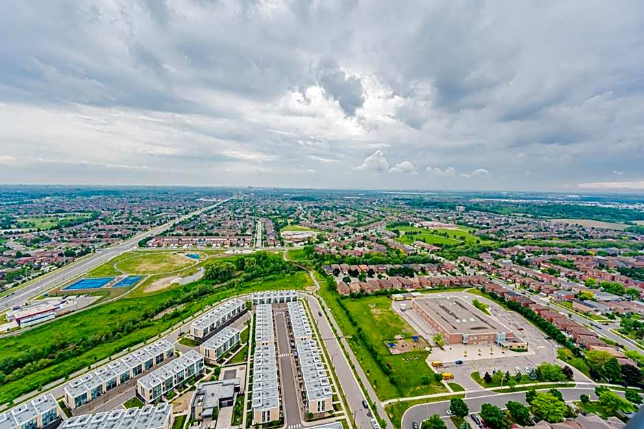 Amazing 3 Bed 4 Bath Penthouse with Roof Top Terrace close to Airport