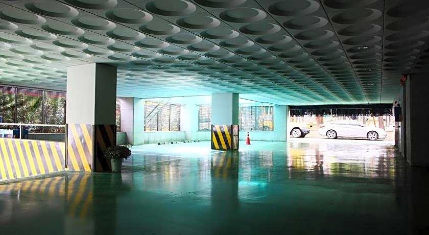 Metro Pol Tourist Hotel