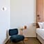 Garde and Warders Hotel