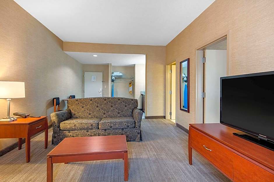 Quality Inn & Suites Benton - Draffenville