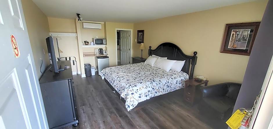 Photo 1 of 13 of Deluxe 1 King Bed