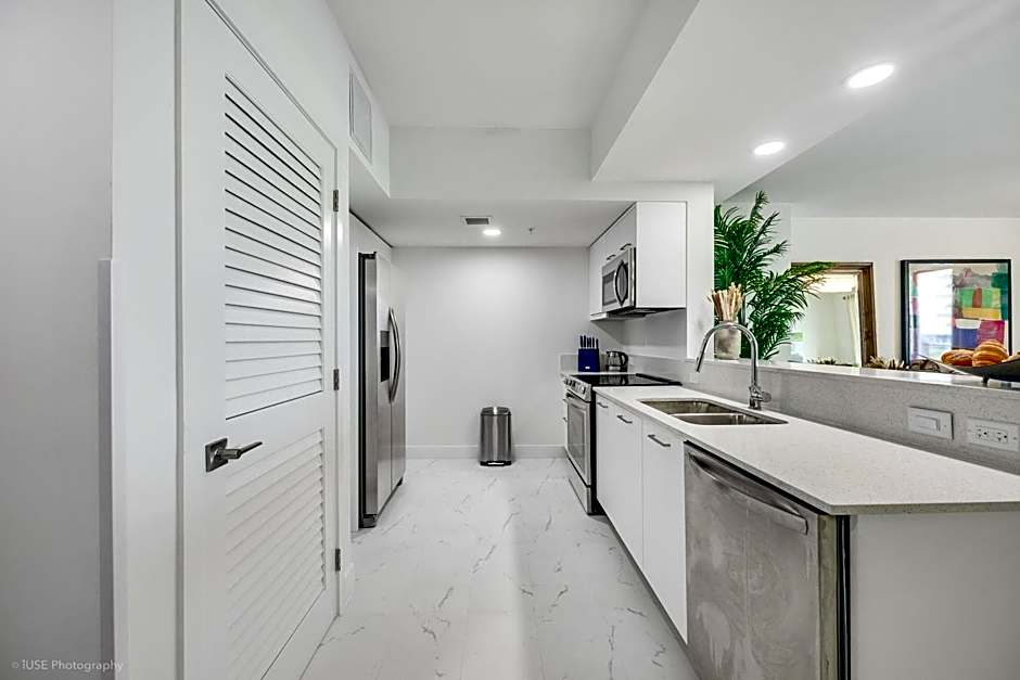 Lux 3BR City-View Retreat in Hollywood, 4th Floor