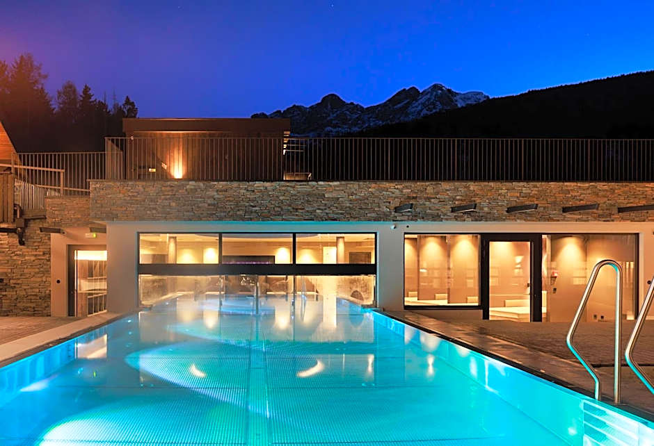 Aparthotel Familiaris - Family Apartments - Pools & Spa in Dolomites