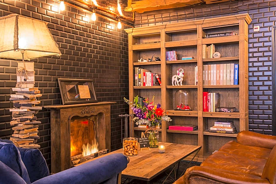 MAX BROWN HOTEL CANAL DISTRICT