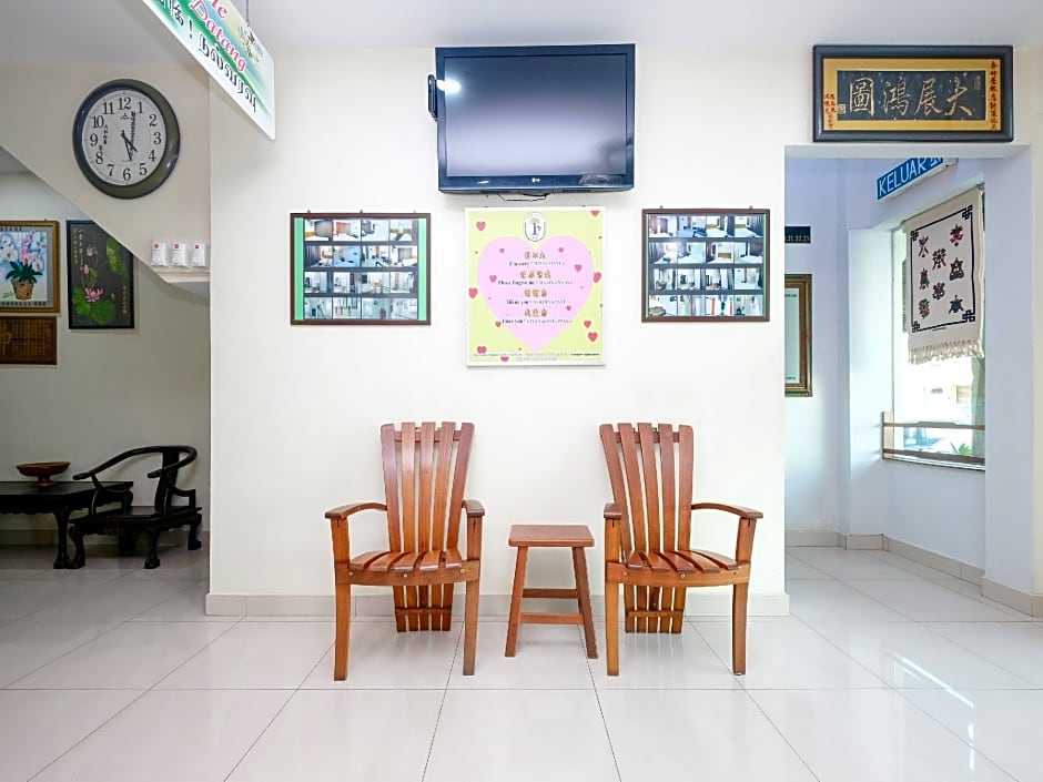 OYO 89877 Sun Triang Hotel