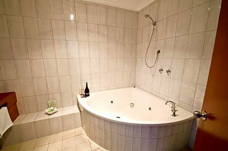 King Suite with Spa Bath