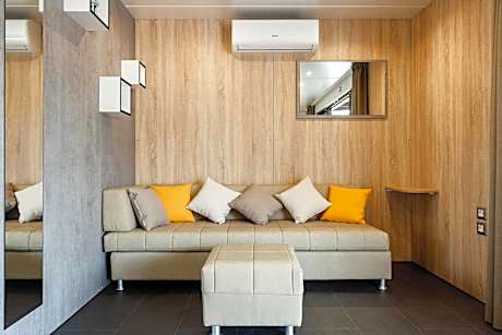 Luxury Two-Bedroom Mobile Home with Hot Tub