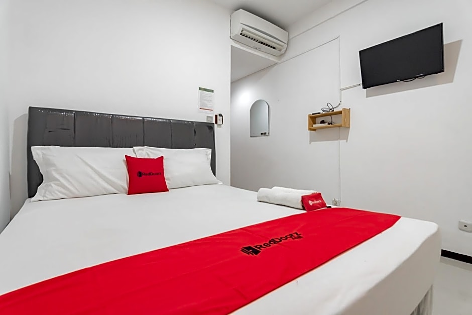 RedDoorz Syariah @ Afifah Guest House near Bikasoga Sport Center