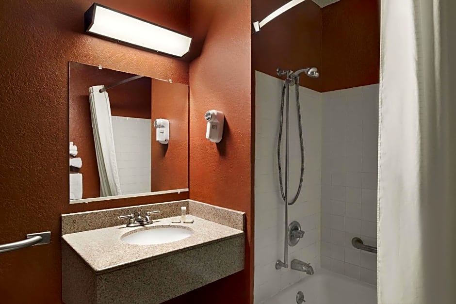 Super 8 by Wyndham Kalamazoo – Kalamazoo, MI