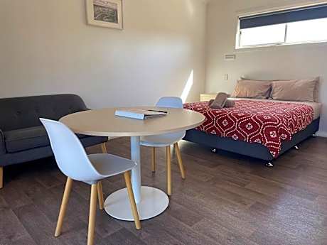 Deluxe Queen Room - No Pets Allowed