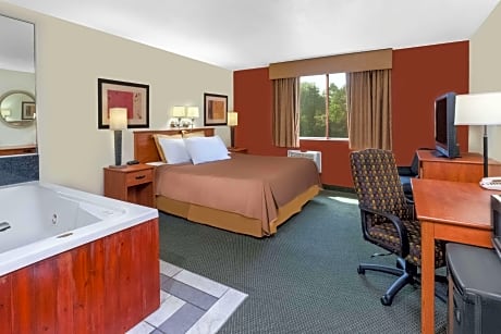 1 King Bed Suite Non-Smoking