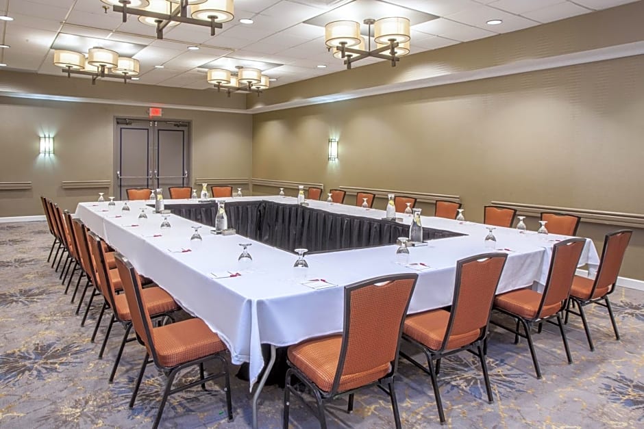 Crowne Plaza Suites MSP Airport an IHG Hotel