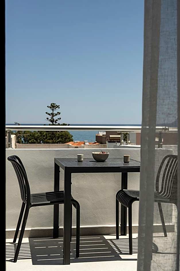 Thelèsi Apartments, 100m from the beach