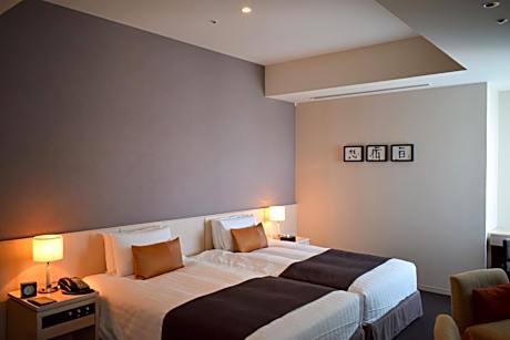 Universal Twin Room with No View