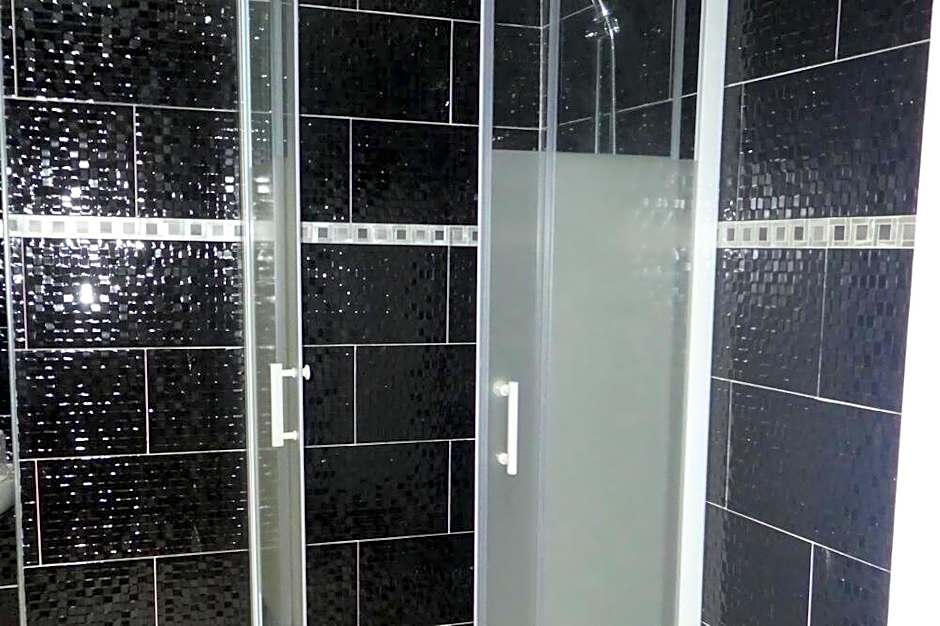 eTANIT ! Parking VélO, Etape Bicycle - 1mn a toute Connection Bus,Train et Aéroport - Calme Plein Centre de Beziers pour visiter,manger - Chambres Climatisées, Spacieuses Amenagees pour Singles, Couple, et ou Familles - Consigne et Petit Dej en plus