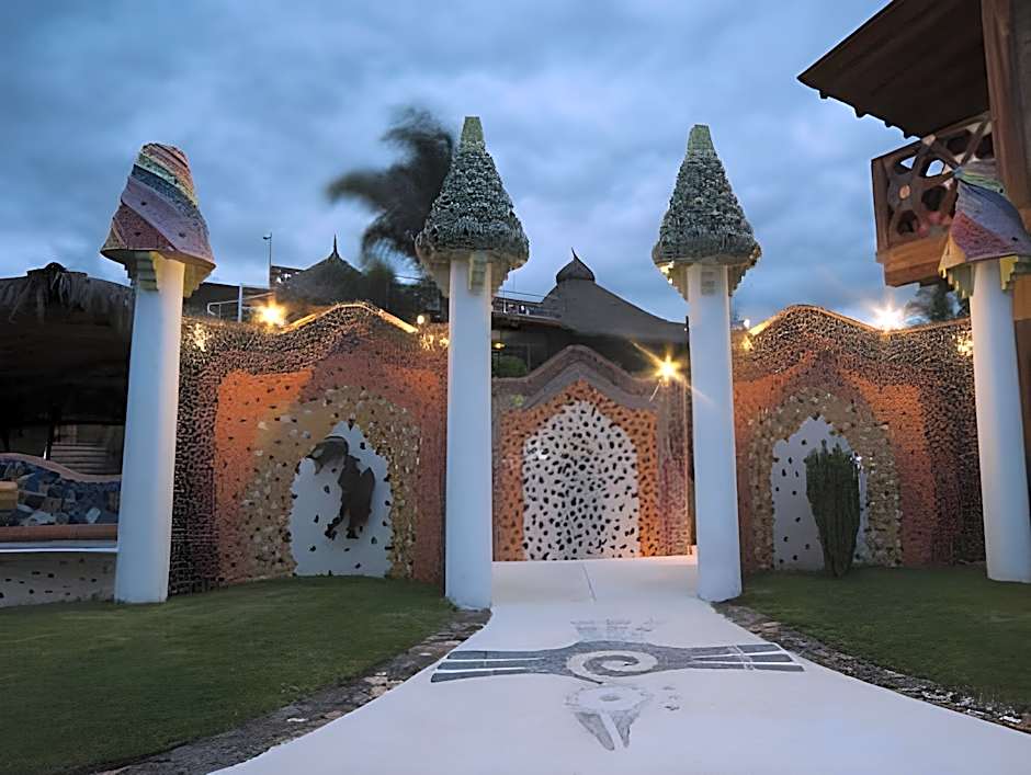 Paradise Hotel Boutique & Lounge