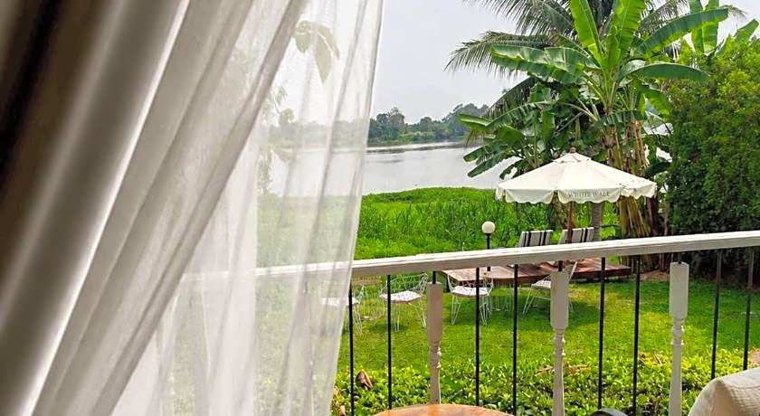 White Wall Riverfront Hotel