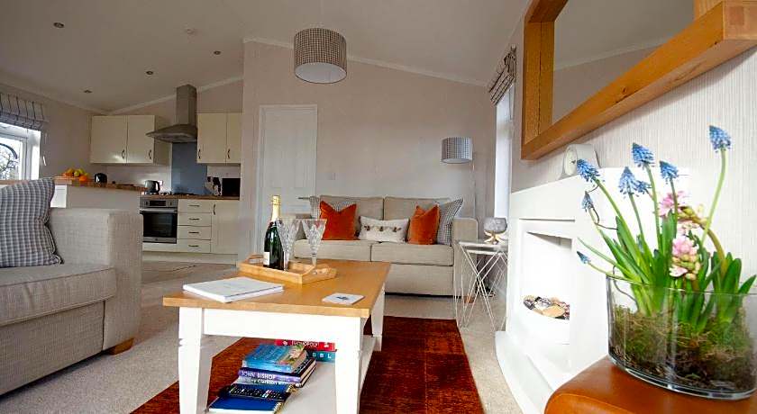 Hollicarrs - Bumblebee Lodge