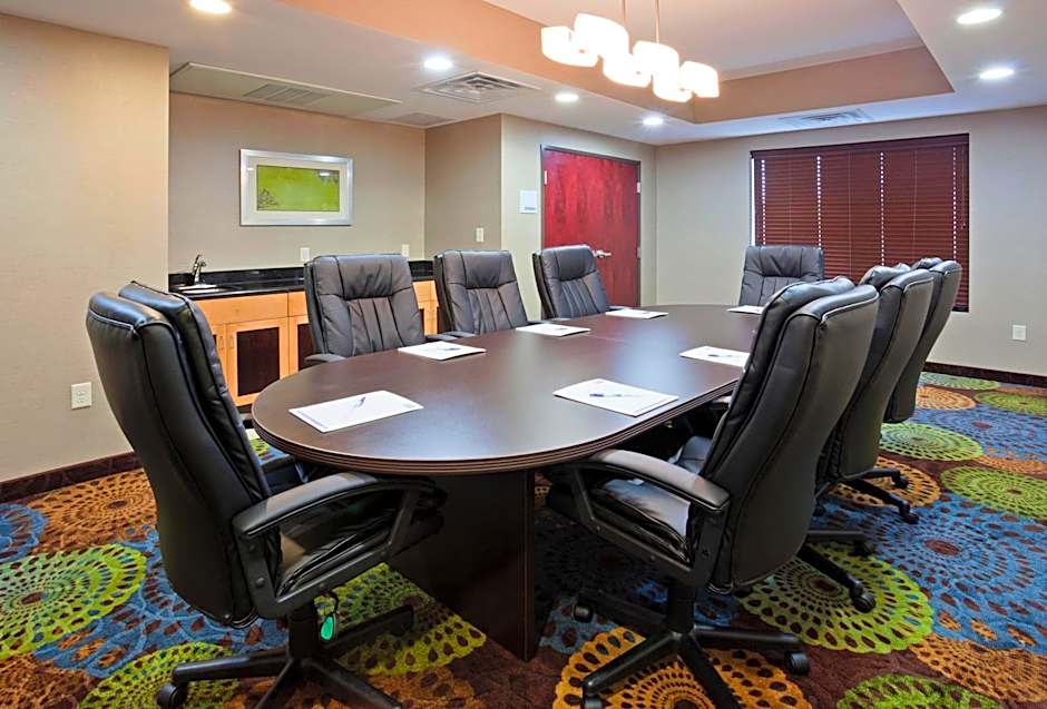 Holiday Inn Express and Suites Rochester West-Medical Center By IHG