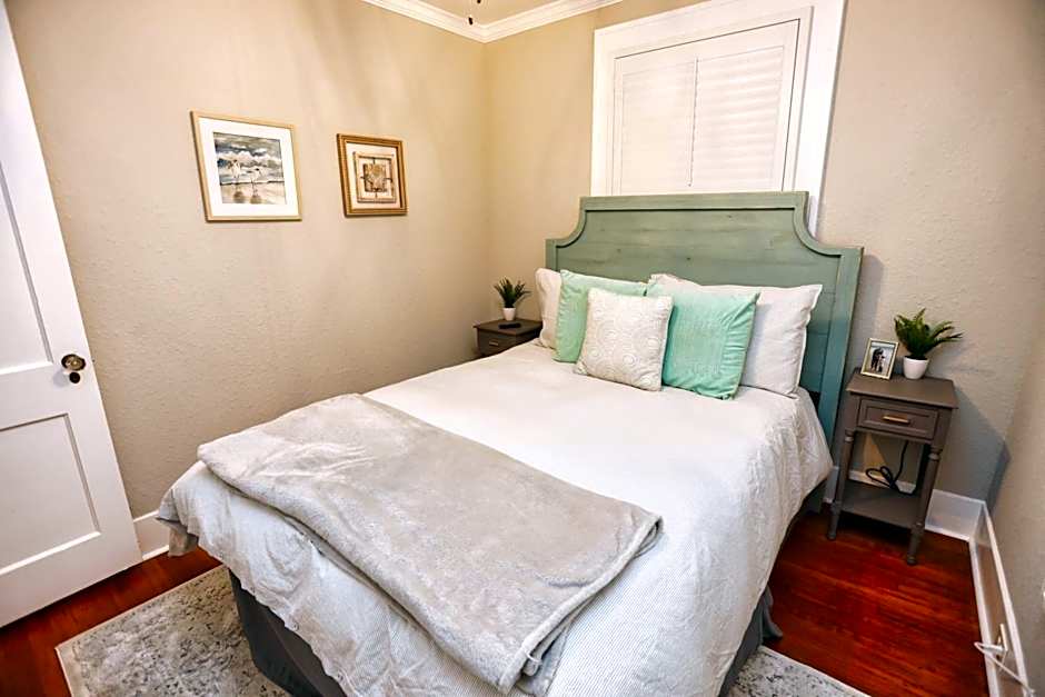Historic Home Family Friendly Close to Seawall