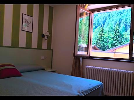 Apartment with Mountain View