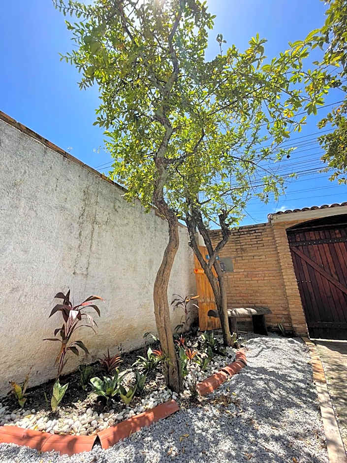 Pousada São Jorge 1 MIN A PÉ DA PRAIA Casa de família, simples e aconchegante, Na Av principal da praia café disponível até 12hs cozinha completa e churrasqueira disponível para uso ar cond das 20hs as 8 30