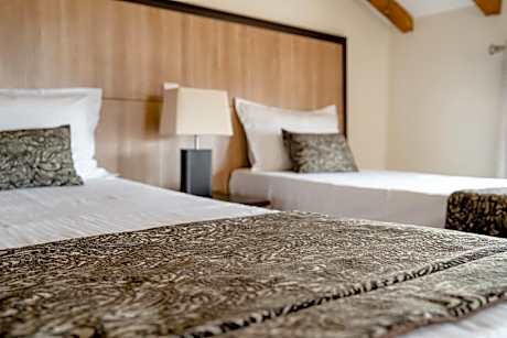 Deluxe Two-Bedroom Apartment - Pool Side