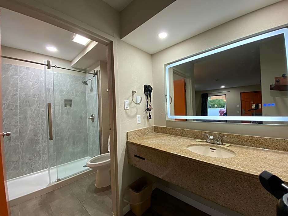 Brentwood Inn & Suites