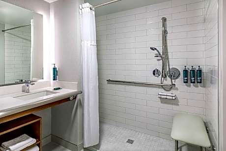 1 King Mobility/Hearing Acess Ri Shwr